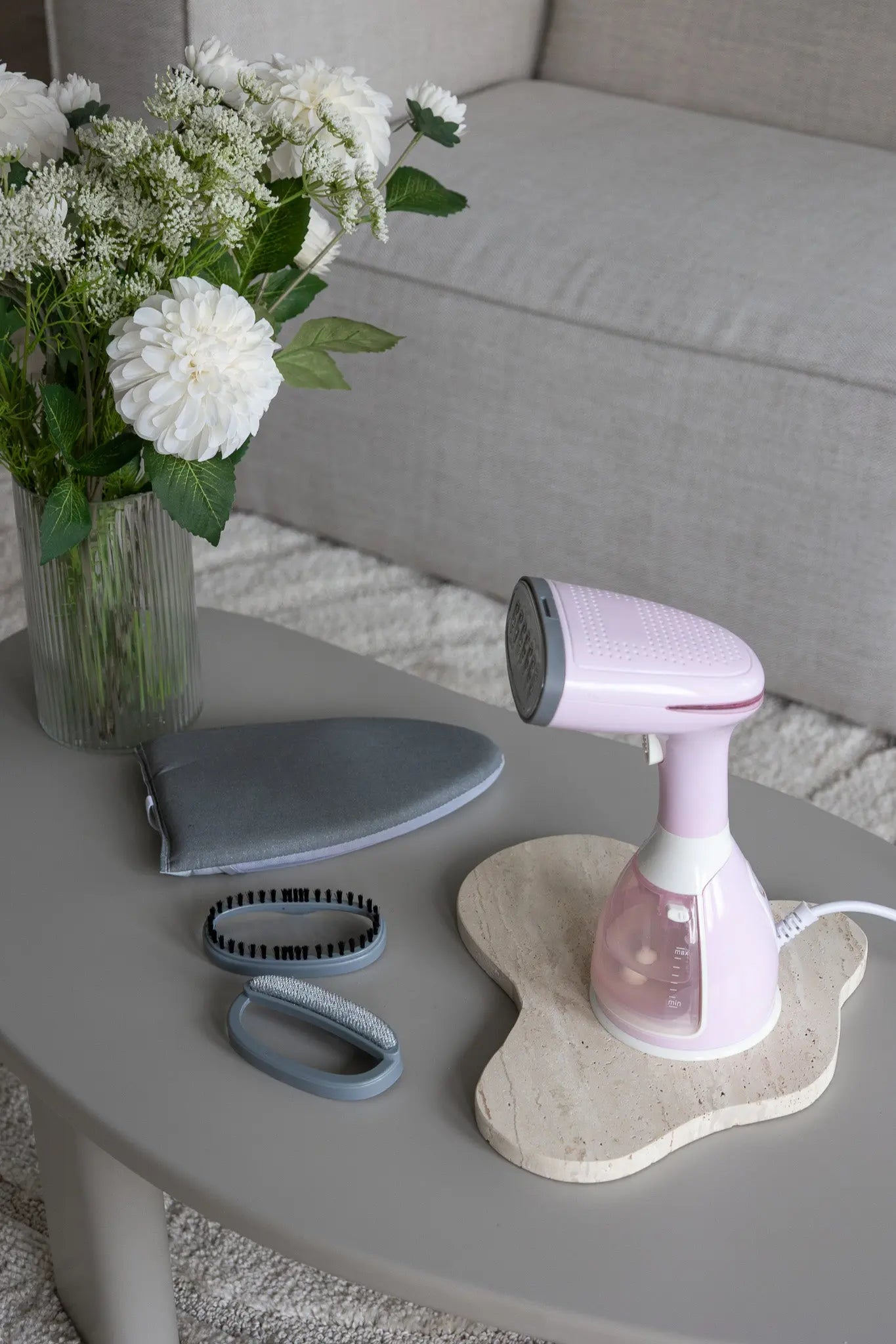 Rosa Silkify steamer med tilbehør klar til bruk hjemme