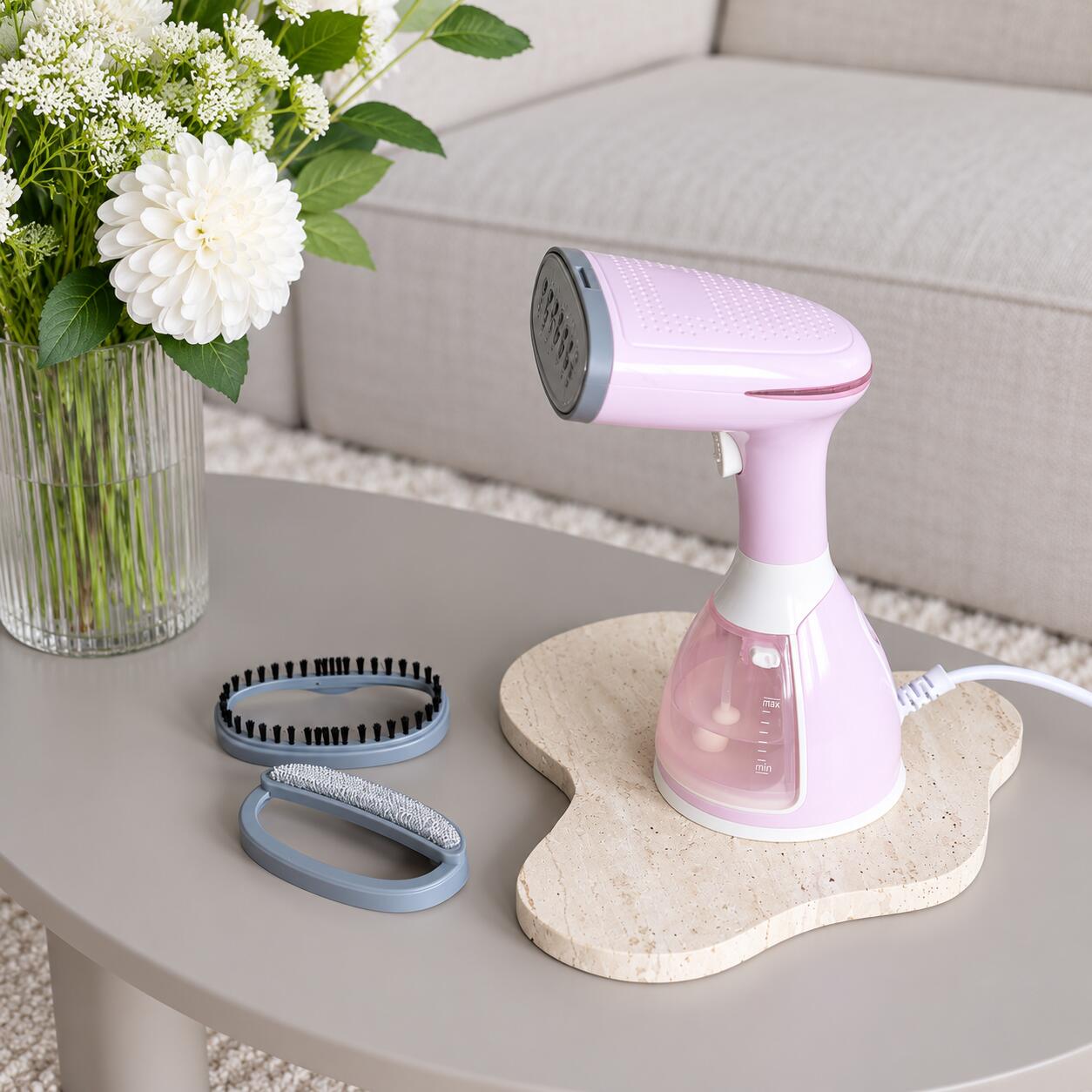 Rosa Silkify steamer med nuppefjernerhode og hårfjernerhode i hjemmemiljø